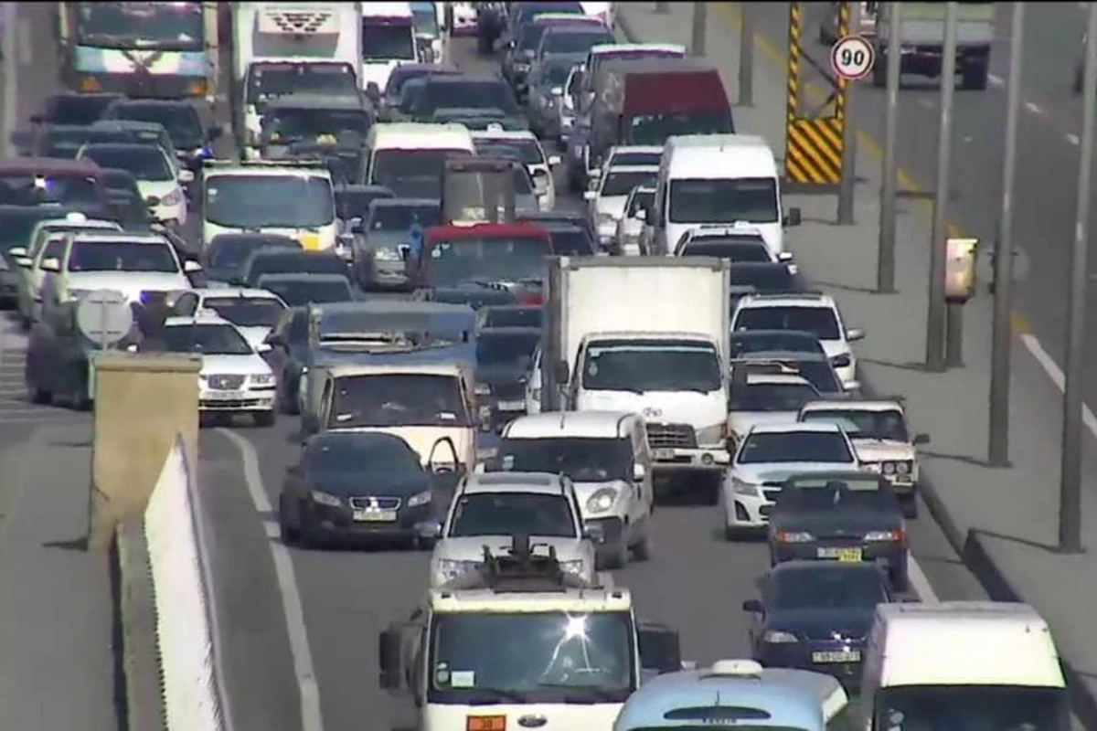 Bakıda qəza - 20 Yanvar dairəsinə gedən yol tıxandı Bakıda qəza - 20 Yanvar dairəsinə gedən yol tıxandı