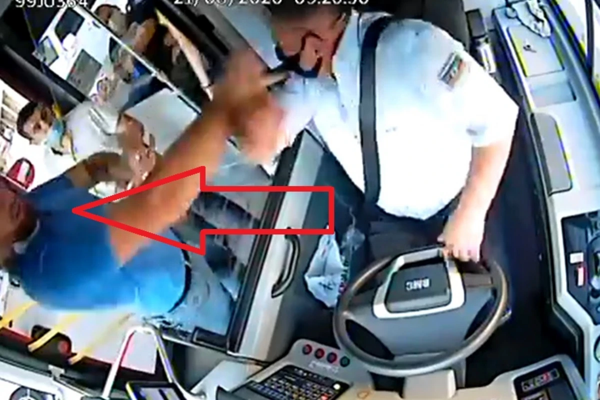 В Баку задержан пассажир, ударивший водителя из-за маски - ВИДЕО В Баку задержан пассажир, ударивший водителя из-за маски - ВИДЕО