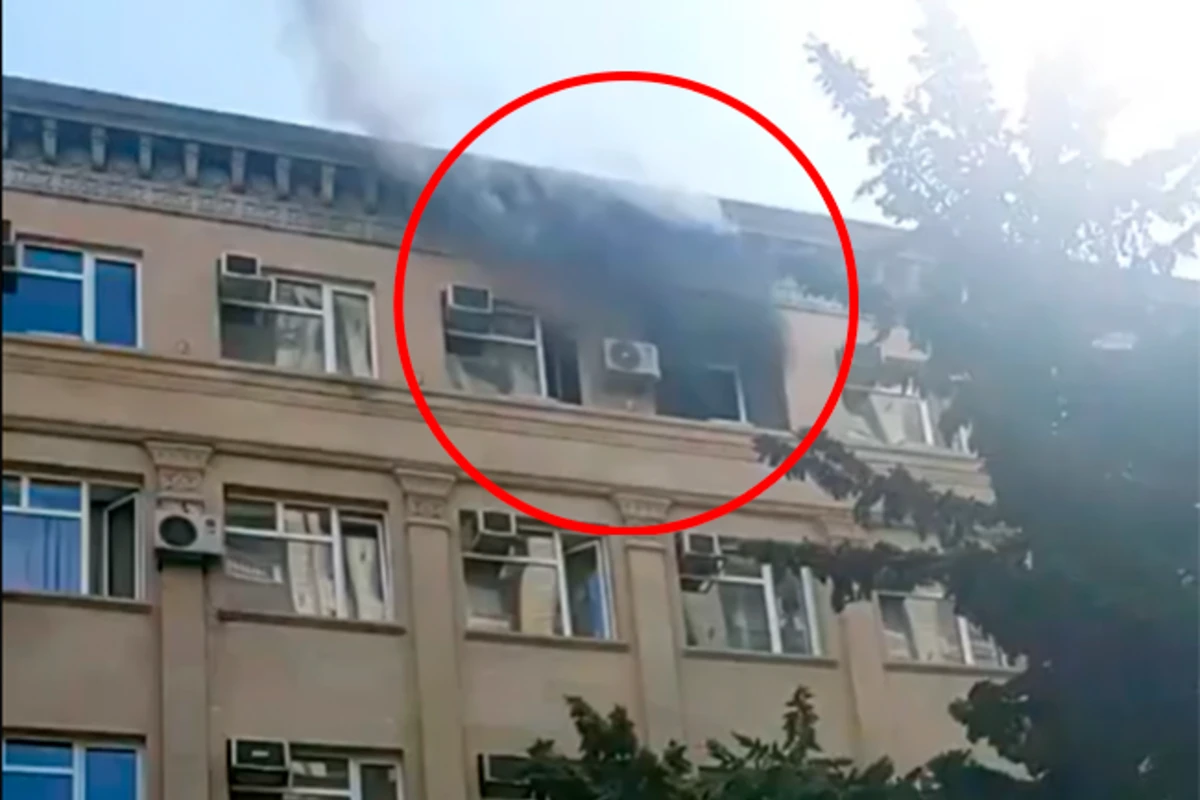 В Баку произошел пожар в здании Министерства юстиции - ВИДЕО