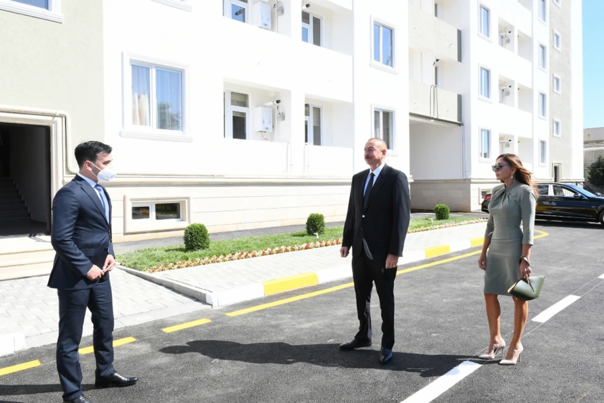 Prezident və birinci xanım açılışda - FOTO