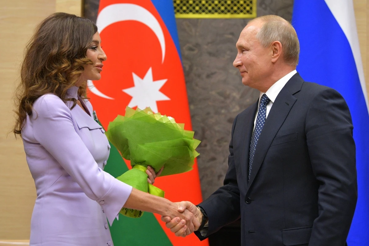 Владимир Путин поздравил Мехрибан Алиеву Владимир Путин поздравил Мехрибан Алиеву