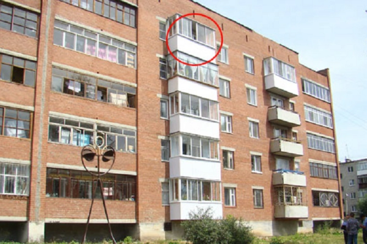 В Уджаре малолетний мальчик упал с пятого этажа