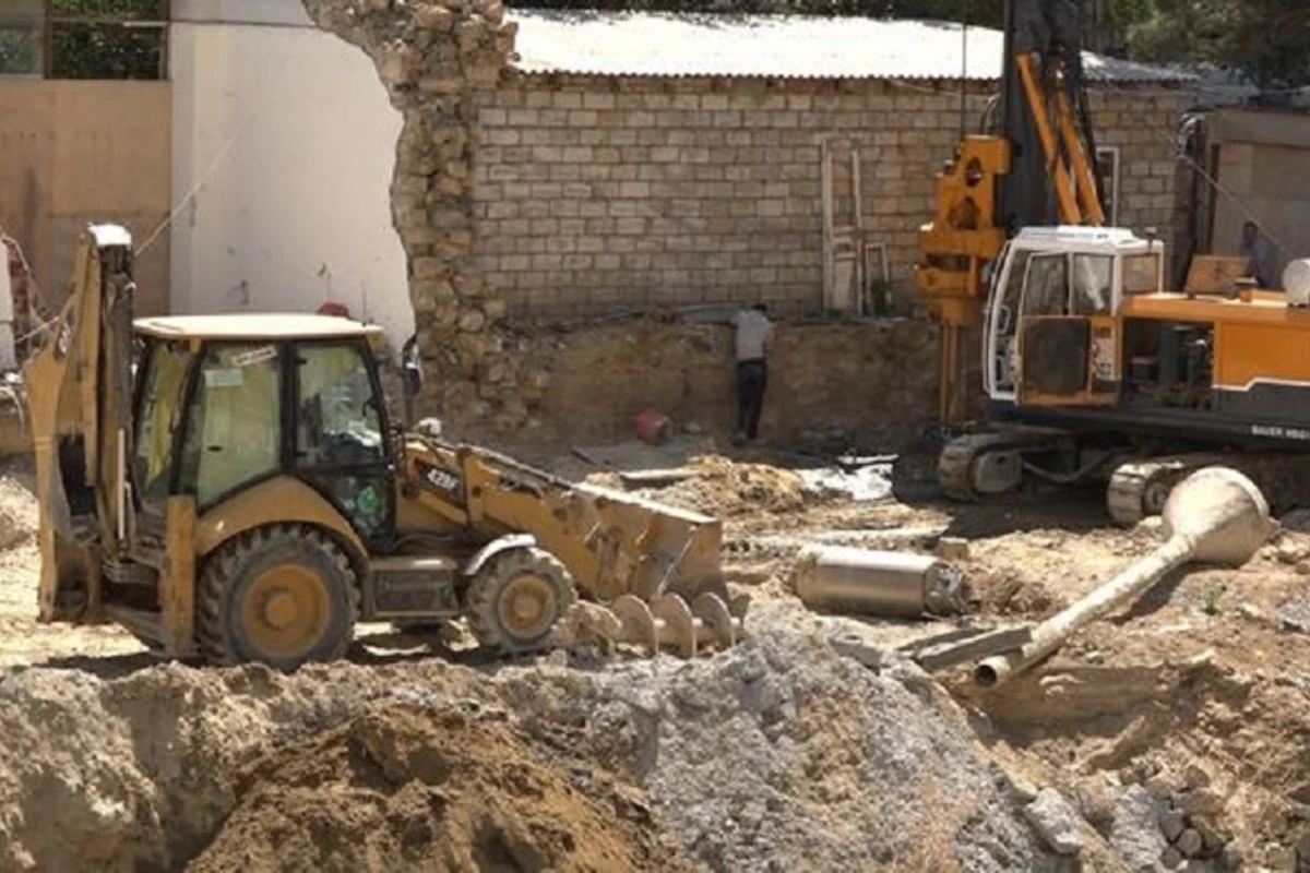 Nərimanovdakı qəzalı binanın sakinləri hələ də köçürülməyib - VİDEO