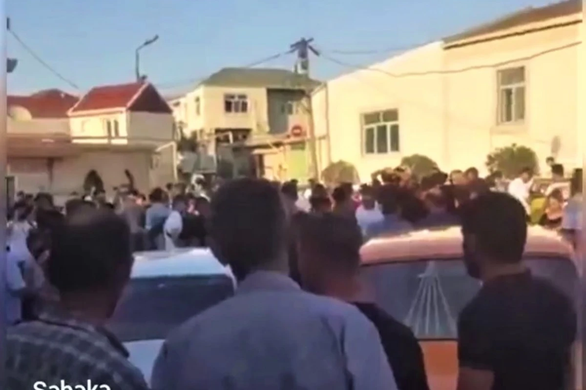 Balaxanıda izdiham - İnsanlar şəkil çəkdirmək üçün bir-biri ilə yarışır - VİDEO