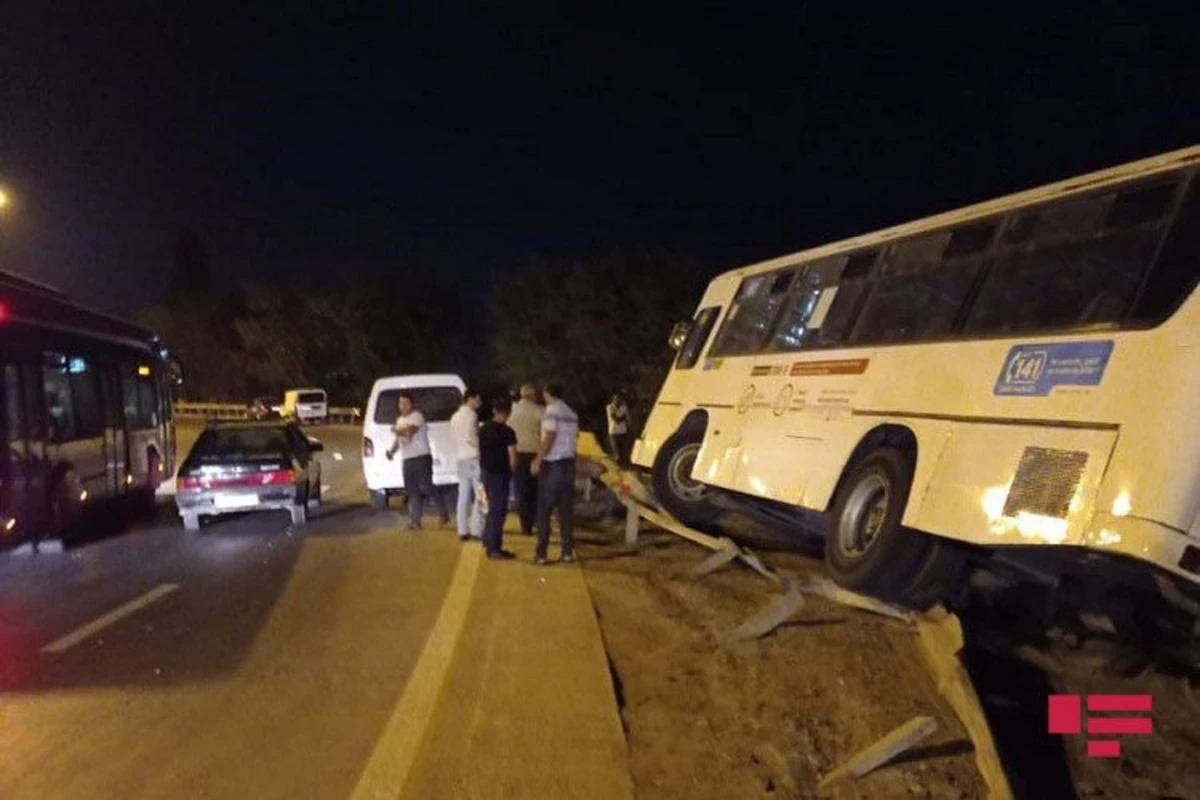 SON DƏQİQƏ: Bakıda sərnişin avtobusu qəzaya uğrayıb - FOTO