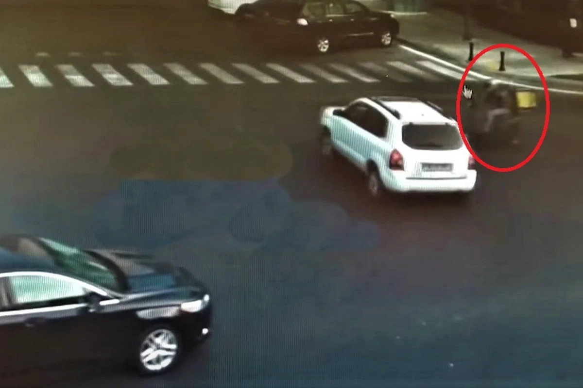 Bakıda avtomobillə motosiklet toqquşdu - ANBAAN VİDEO Bakıda avtomobillə motosiklet toqquşdu - ANBAAN VİDEO