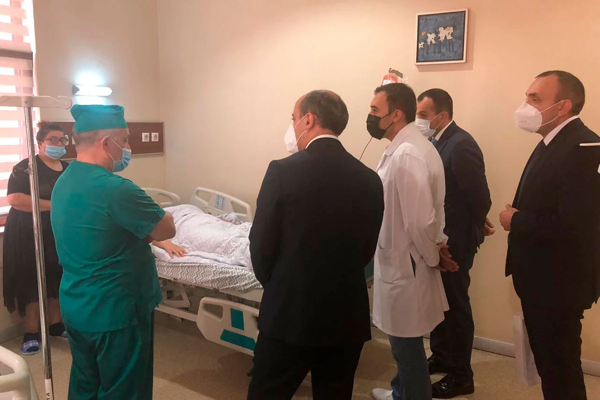 Təhsil naziri intihara cəhd edən məktəbliyə baş çəkib - FOTO
