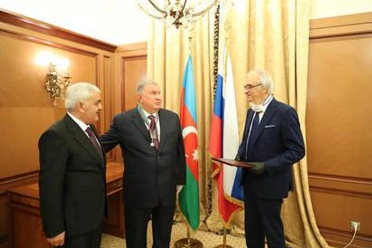Səfir Polad Bülbüloğlu Rosneftin rəhbərinə Dostluq ordenini təqdim edib - FOTO