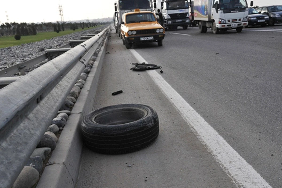 Salyanda “Renault” yol kənarındakı maneəyə çırpılıb, xəsarət alan var