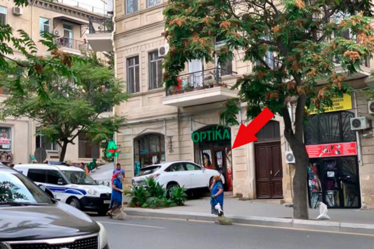 Bakıda “Lexus” aptekə çırpıldı - FOTO