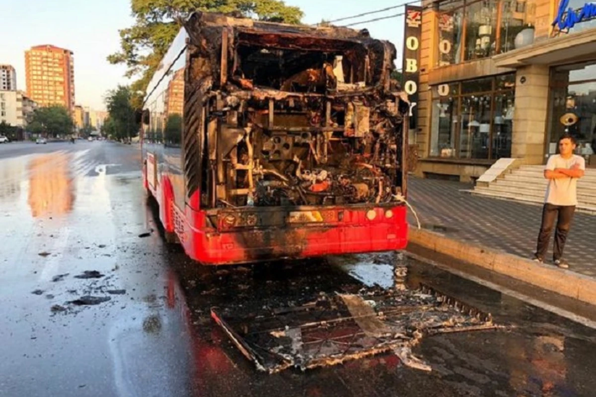 В Баку загорелся еще один автобус BakuBus