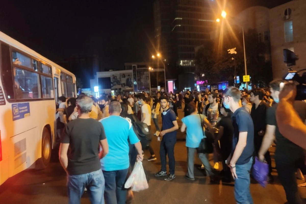 Sərnişinlər niyə marşrut avtobuslarından şikayət edir? - VİDEOREPORTAJ Sərnişinlər niyə marşrut avtobuslarından şikayət edir? - VİDEOREPORTAJ