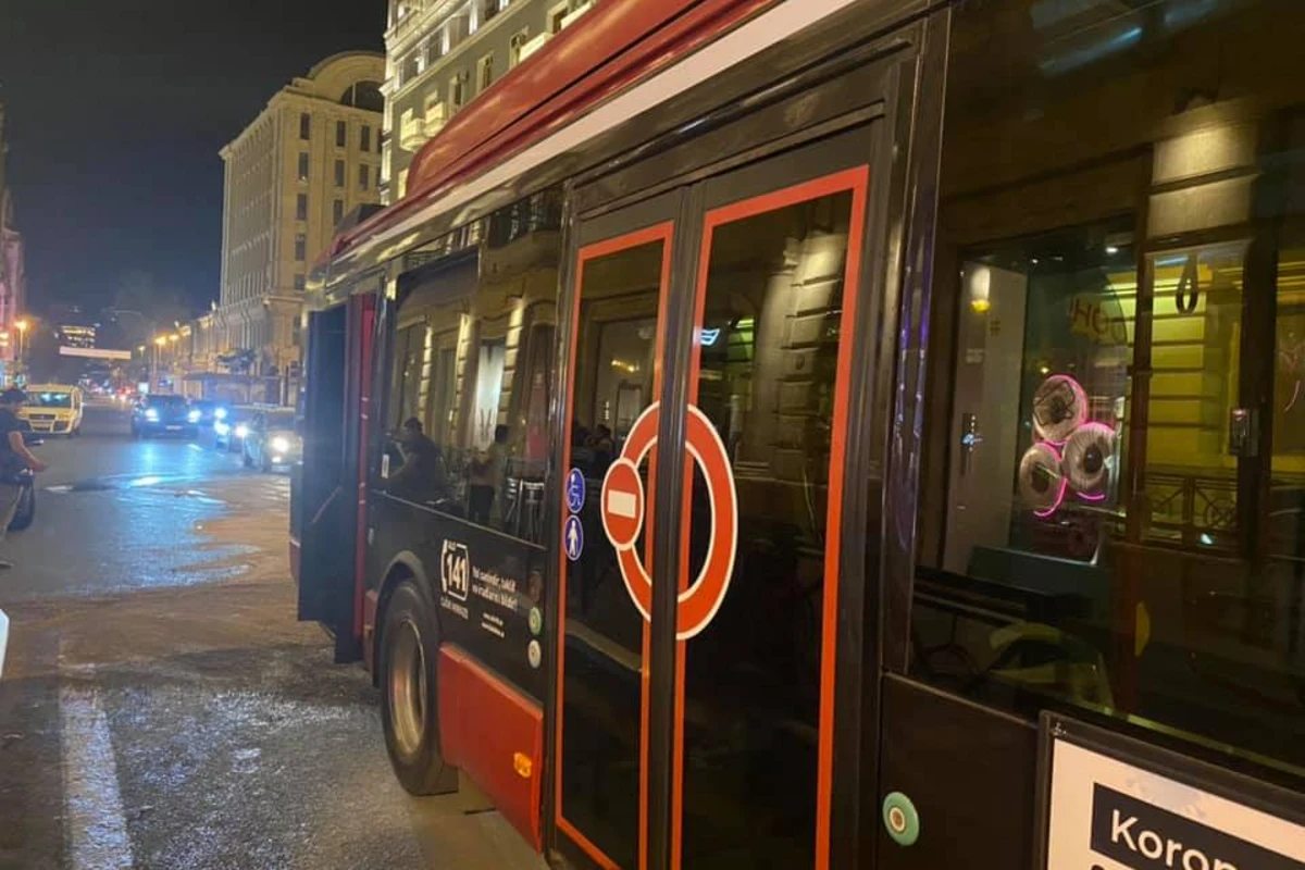 BakuBusın avtobusu yenə yanğın riski ilə üzləşdi - VİDEO BakuBusın avtobusu yenə yanğın riski ilə üzləşdi - VİDEO