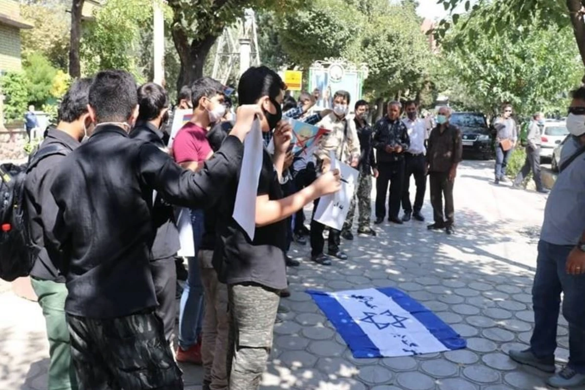 Ermənistanın İrandakı səfirliyi qarşısında etiraz aksiyası keçirilib Ermənistanın İrandakı səfirliyi qarşısında etiraz aksiyası keçirilib