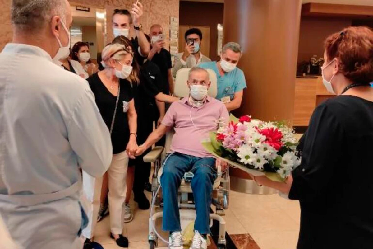 4 ay reanimasiyada yatan kişinin ilk sualı: Niyə hamı maskadadır? 4 ay reanimasiyada yatan kişinin ilk sualı: Niyə hamı maskadadır?