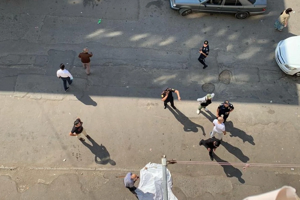Страшная трагедия в Баку: женщина выбросилась с 8-го этажа - ВИДЕО