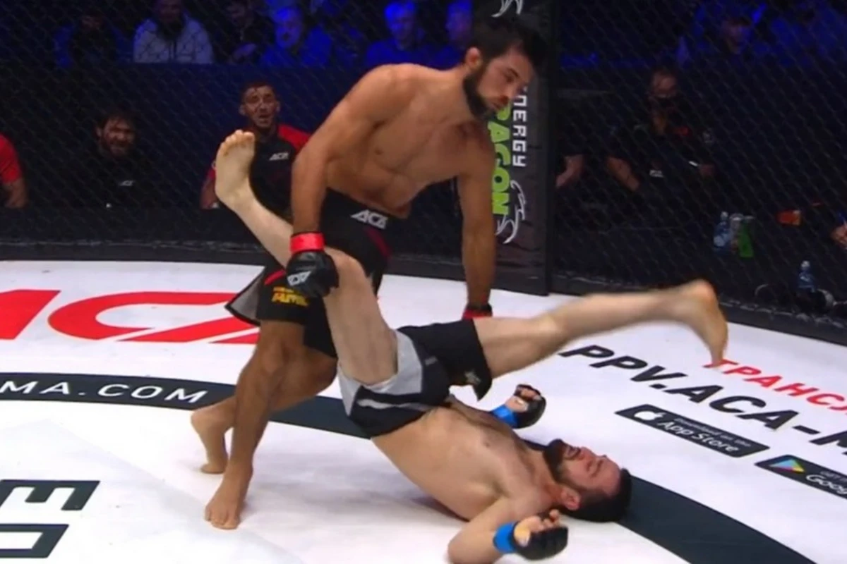 Боец MMA лежа на спине отправил соперника в нокаут - ВИДЕО