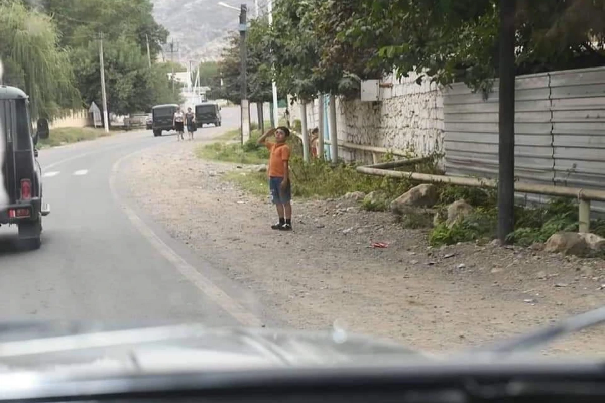 Hərbi salamla məşhurlaşan balaca Elton haqqında maraqlı faktlar - FOTO Hərbi salamla məşhurlaşan balaca Elton haqqında maraqlı faktlar - FOTO