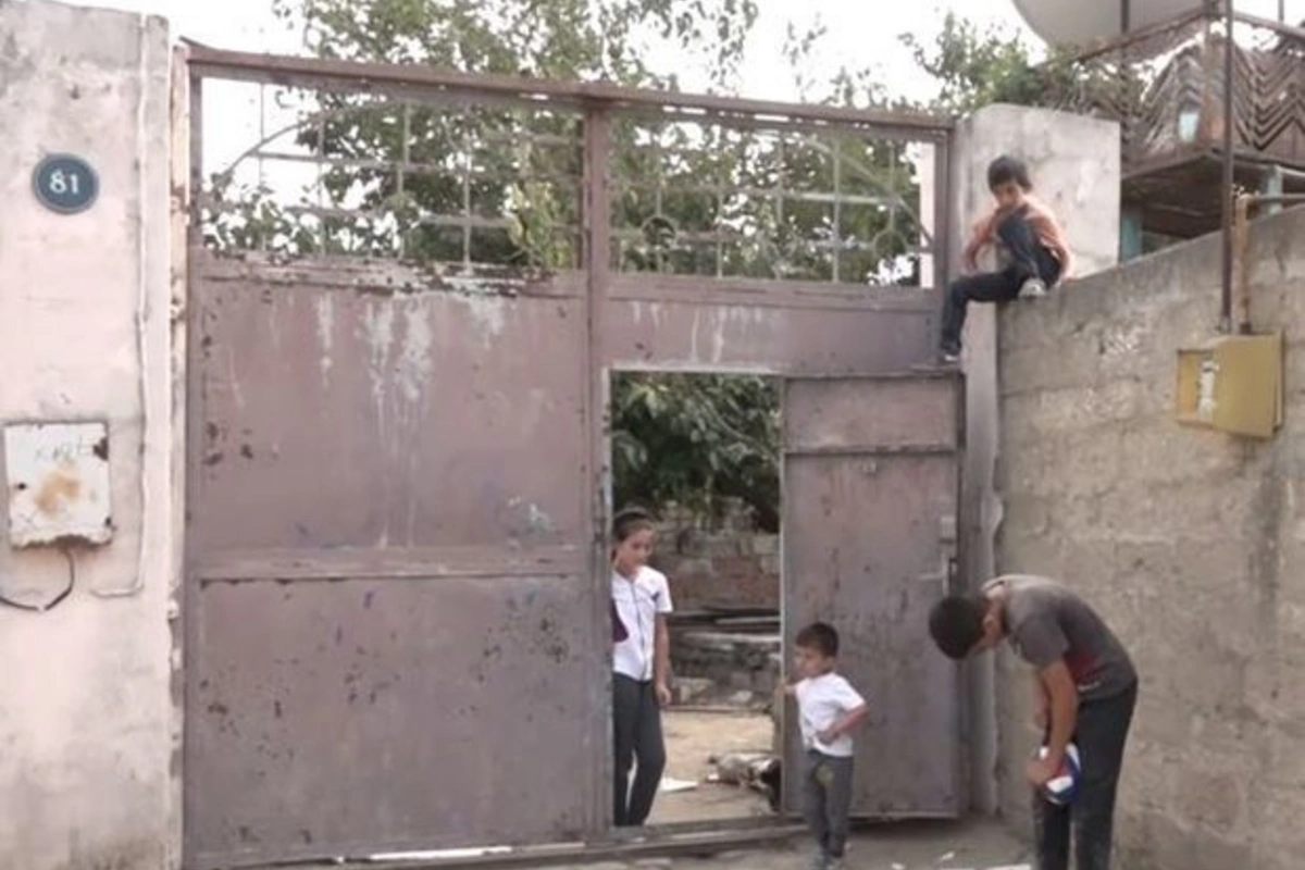 4 uşaqla kül olmuş həyat - VİDEOREPORTAJ 4 uşaqla kül olmuş həyat - VİDEOREPORTAJ