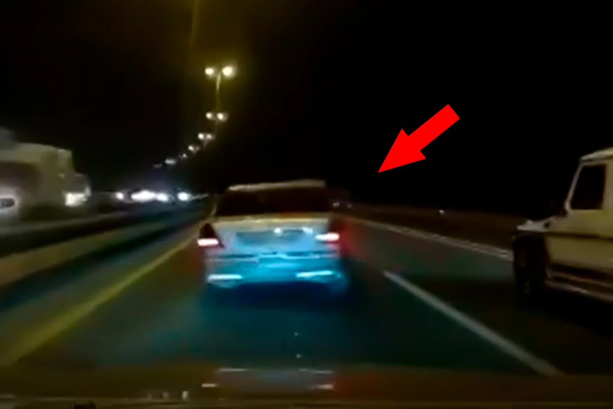 Bakıda dəhşətli qəzanın baş vermə anı - Sürücü yol kənarına düşərək öldü - VİDEO