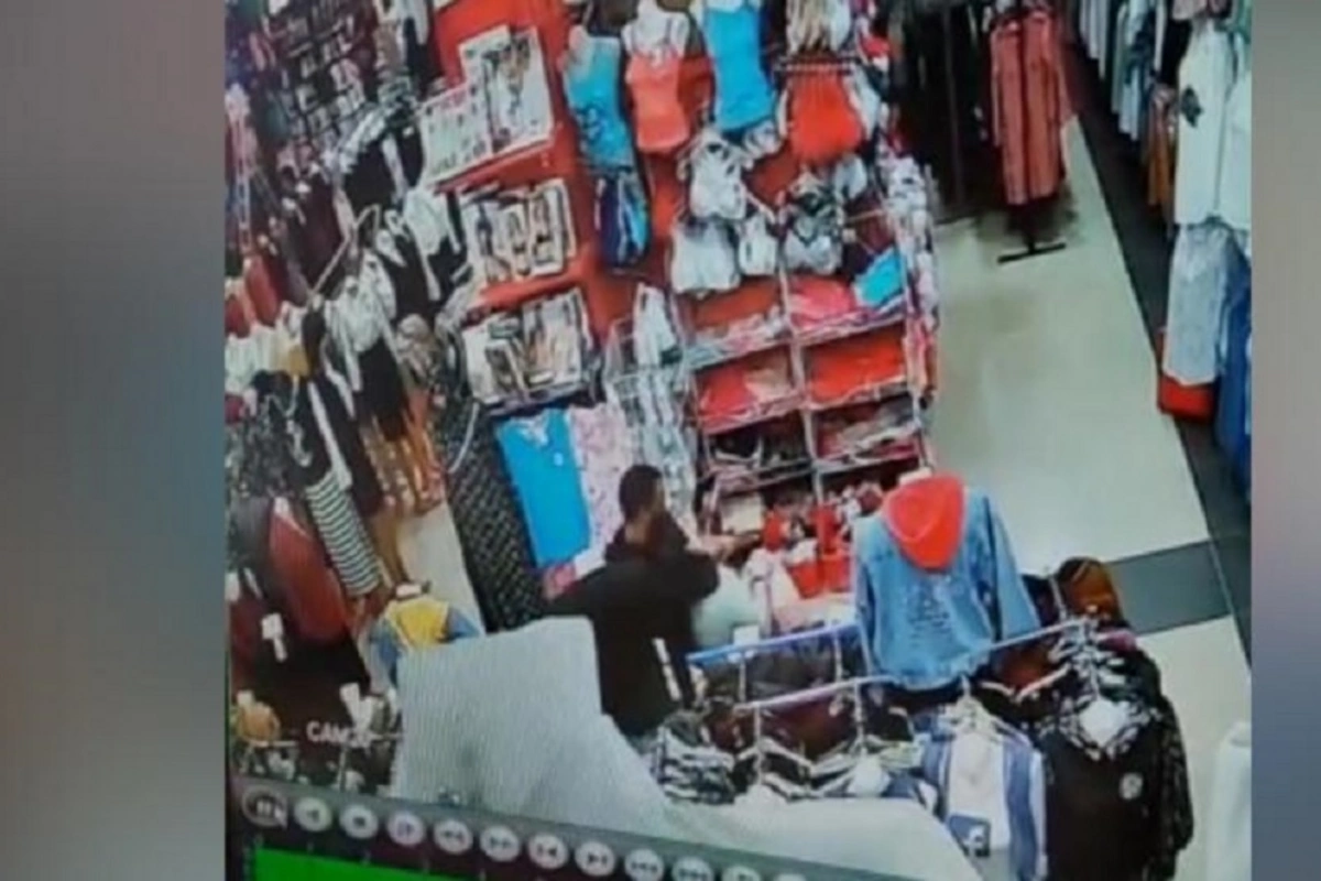 Azərbaycanda kişi keçmiş arvadını mağazada belə bıçaqladı - ANBAAN VİDEO