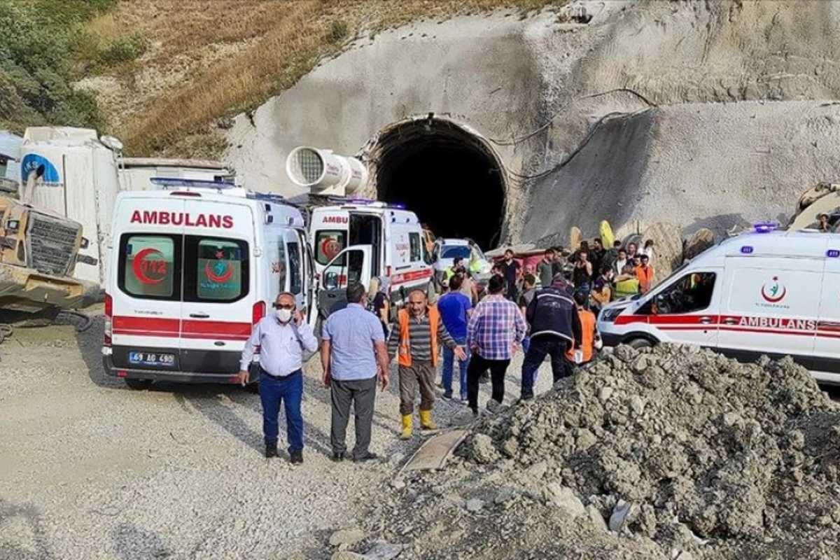 Türkiyədə yeraltı tunel çöküb Türkiyədə yeraltı tunel çöküb