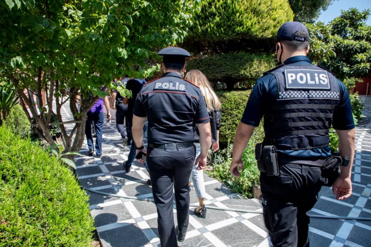 Bakıda polis çayxanada əməliyyat keçirdi Bakıda polis çayxanada əməliyyat keçirdi