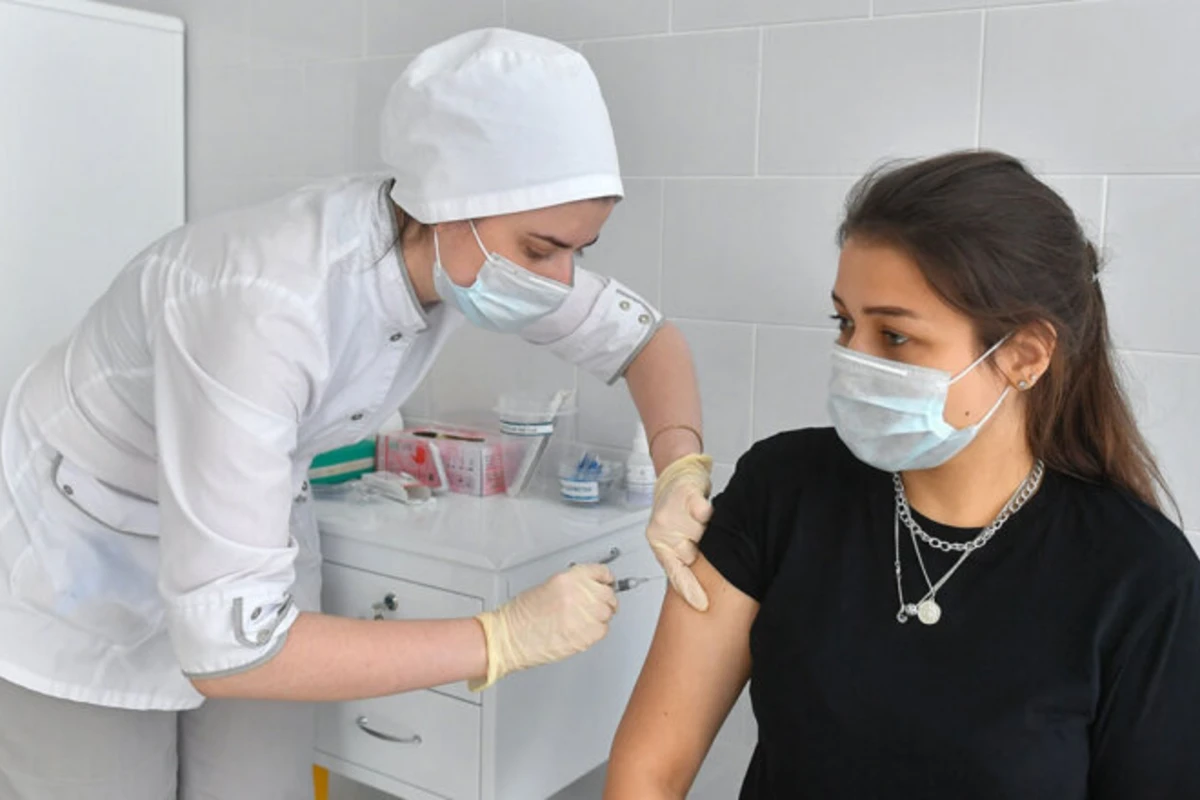 Ученый объяснил, можно ли заболеть коронавирусом после прививки