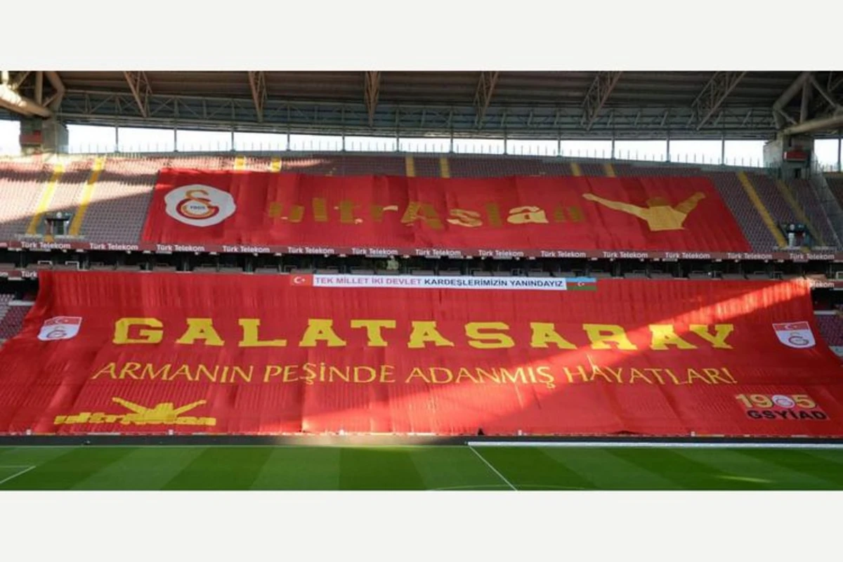 Qalatasaray-Fənərbağça derbisində Azərbaycan ordusuna dəstək plakatları qaldırılıb Qalatasaray-Fənərbağça derbisində Azərbaycan ordusuna dəstək plakatları qaldırılıb