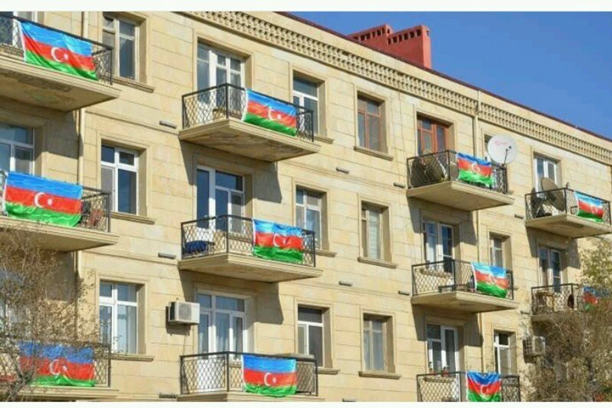 Флаги Азербайджана на балконах, домах и автомобилях - ПРИЗЫВ МИНСПОРТА