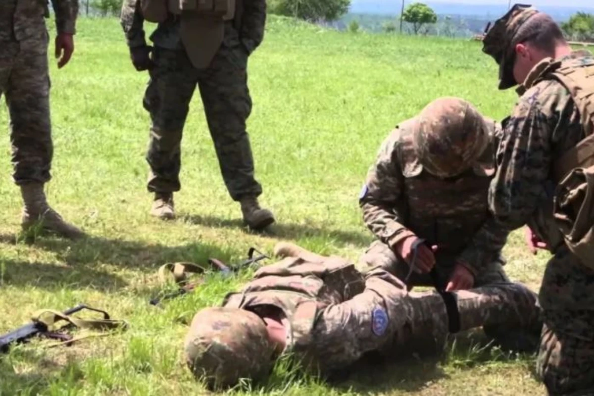 MN: Ermənistan ordusunun alay komandiri ağır yaralanıb