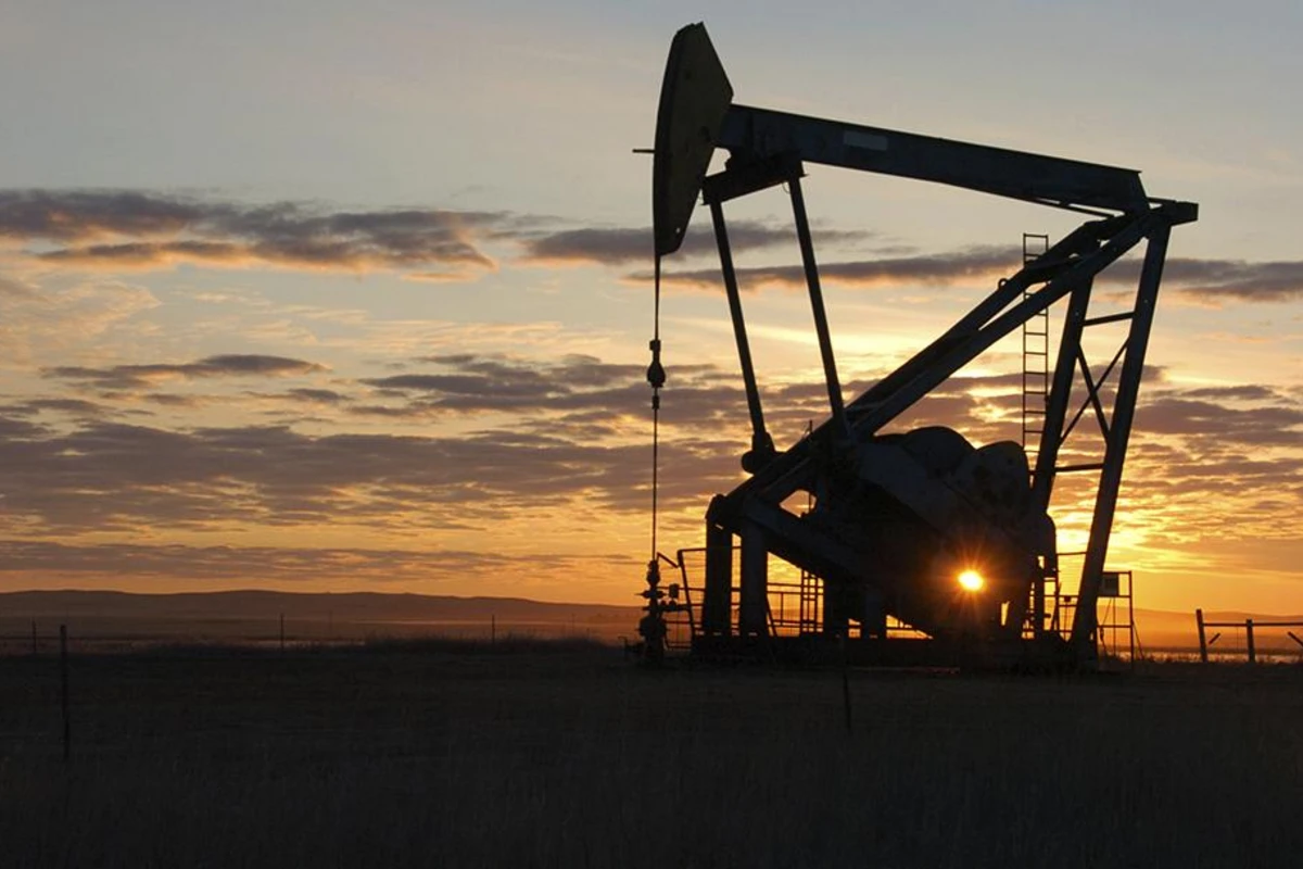 Нефть на мировых рынках подешевела