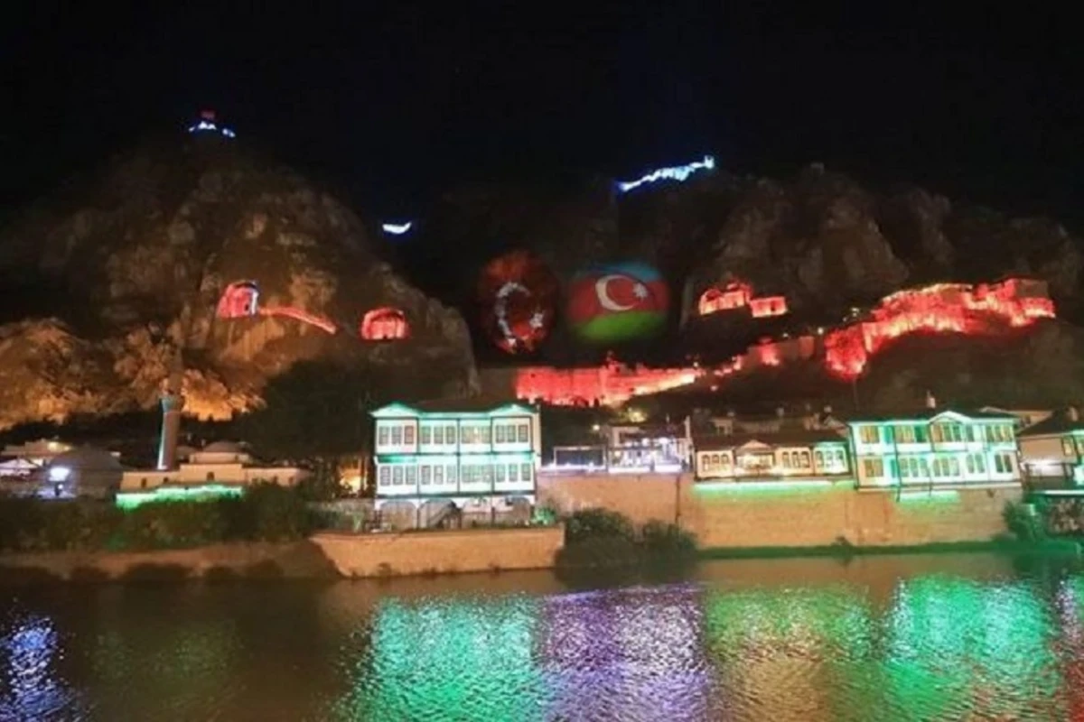 Türkiyə yenidən Azərbaycan bayrağına büründü