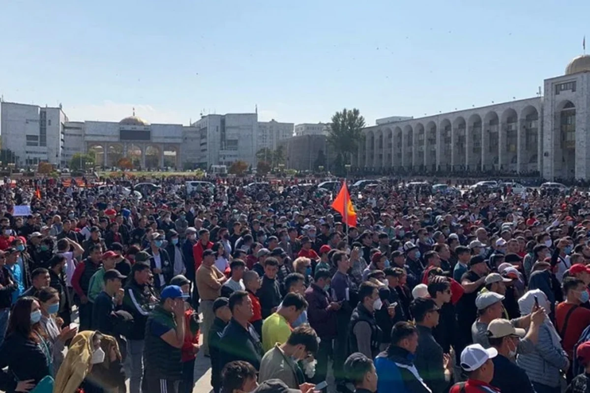 Митингующие в Бишкеке захватили мэрию