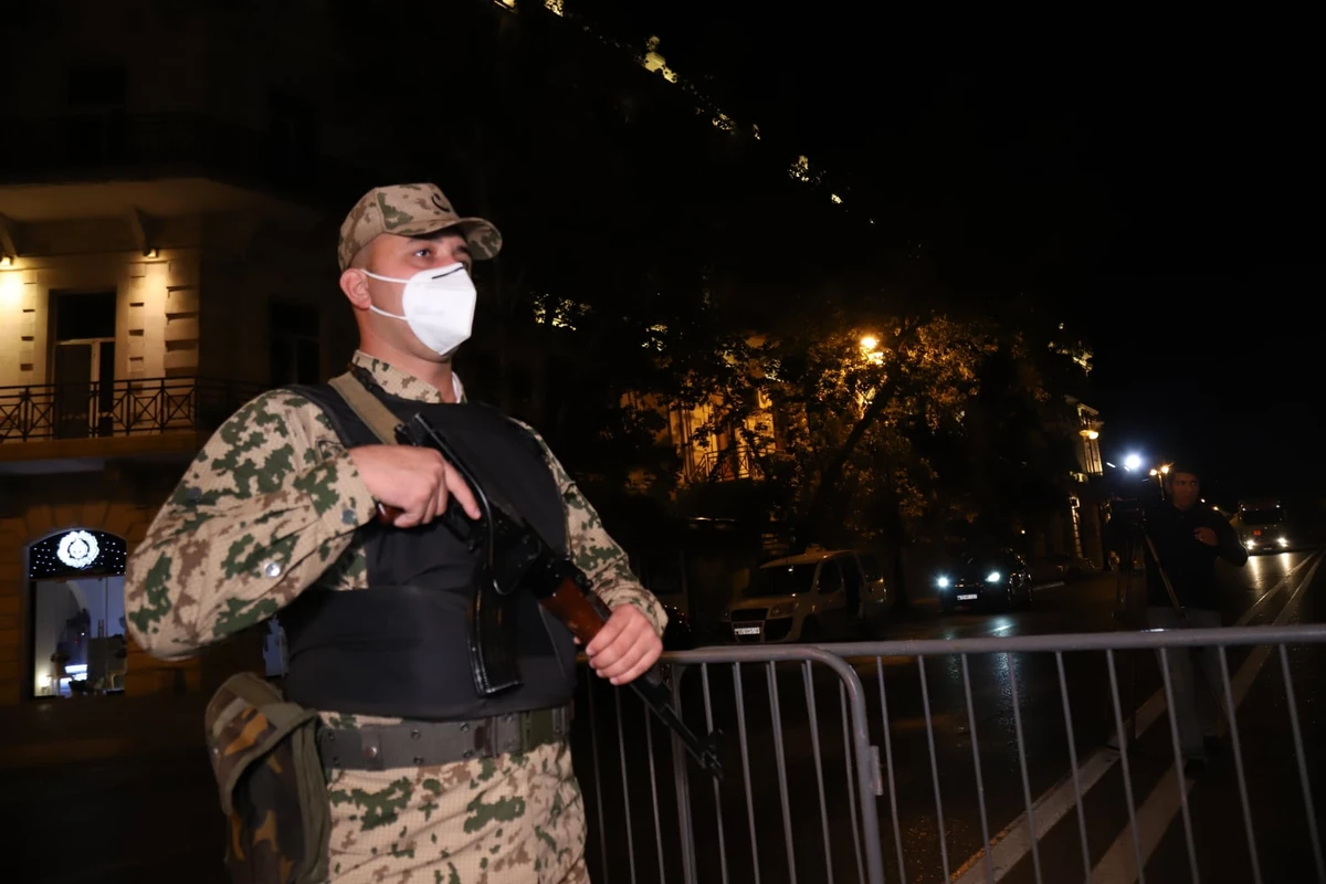 Komendant postunda saxlanılan avtomobillərdə odlu silahlar aşkarlandı