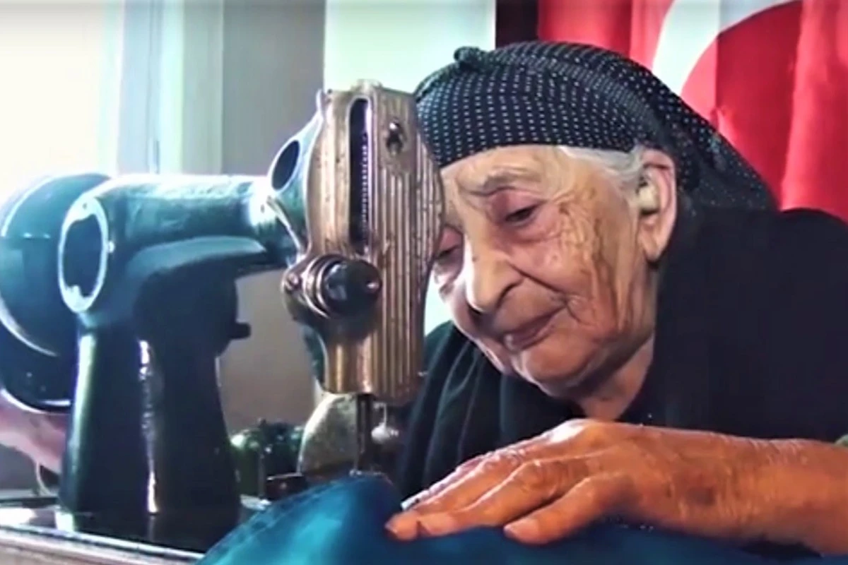Laçın nənənin tikdiyi bayraq Şuşanın üzərində dalğalanacaq - VİDEO