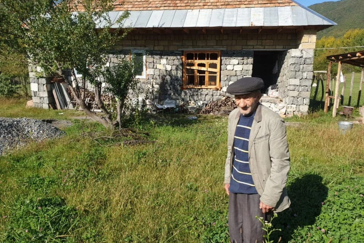 180 manatını orduya bağışlayan Hikmət baba: Əsgərlərə canım qurban! - VİDEO