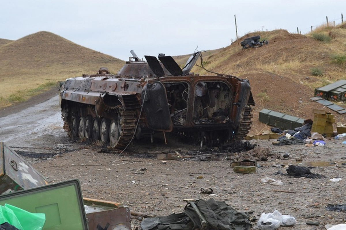 Erməni tankları öz artilleriya bölmələrinin atəşinə məruz qalıb