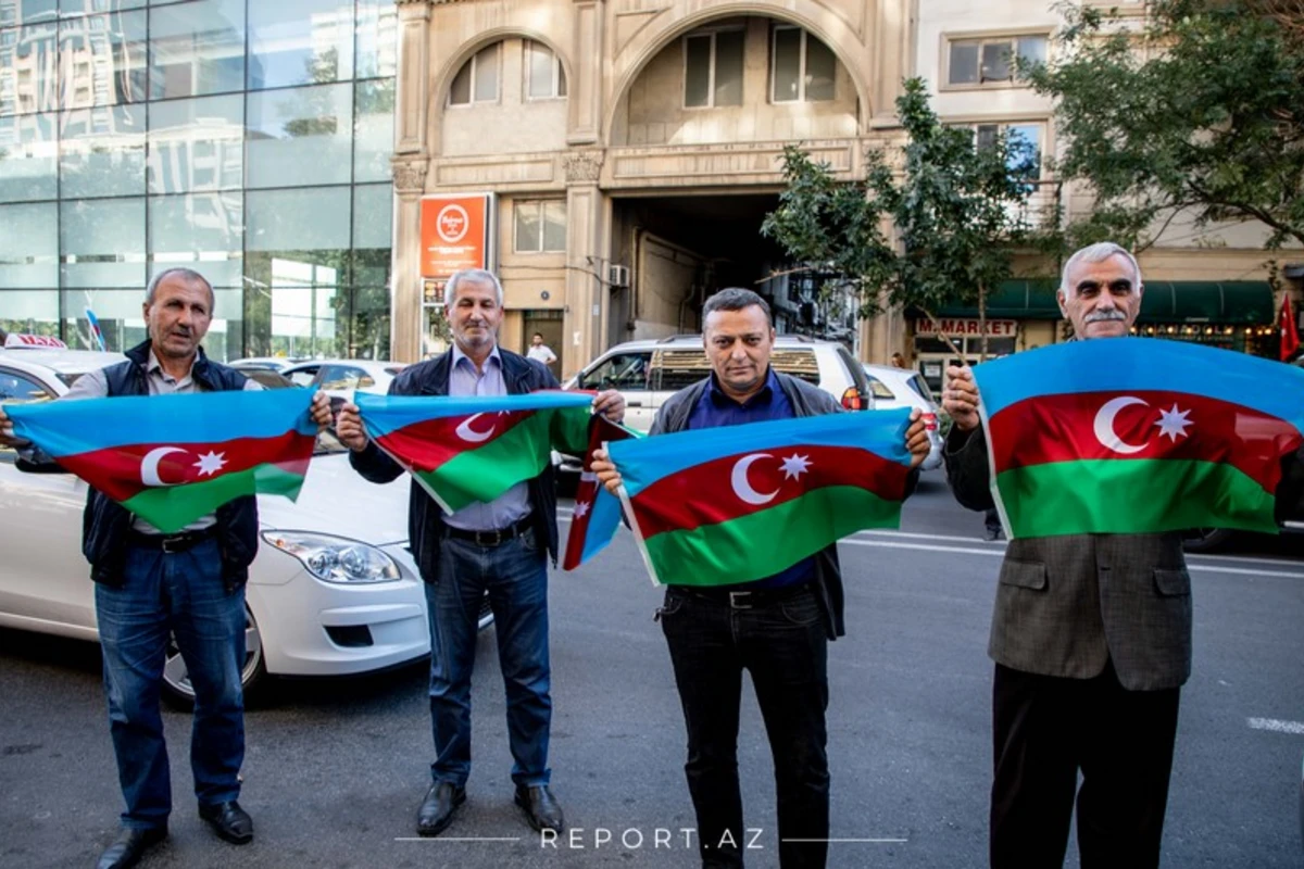Lənkəranda dərzi bayraq tikərək pulsuz paylayır