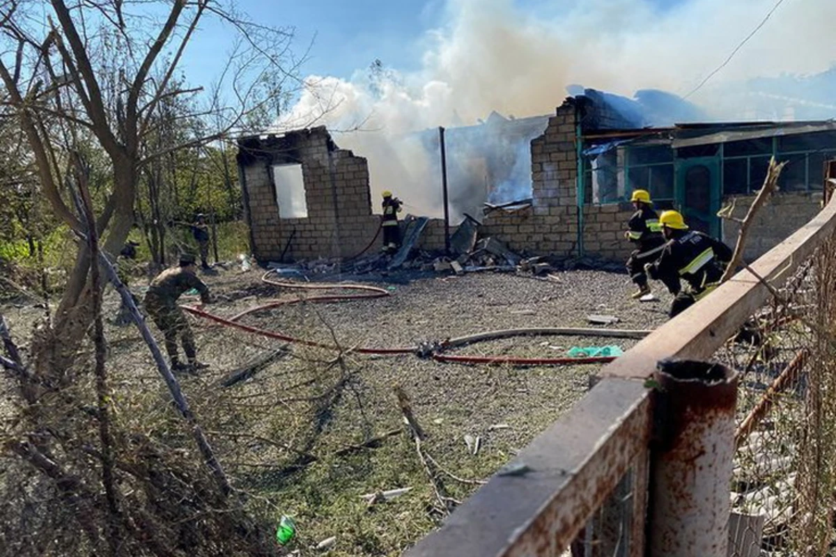 МЧС: Выпущенные армянами снаряды вызвали пожар на гражданских объектах в Азербайджане