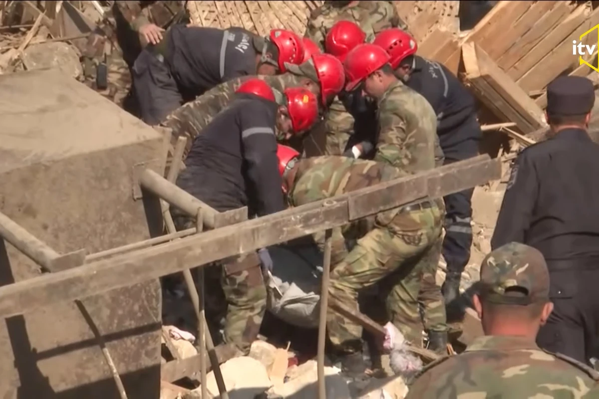 Dağıntılar altında qalan Gəncə sakini belə çıxarıldı  - ANBAAN VİDEO