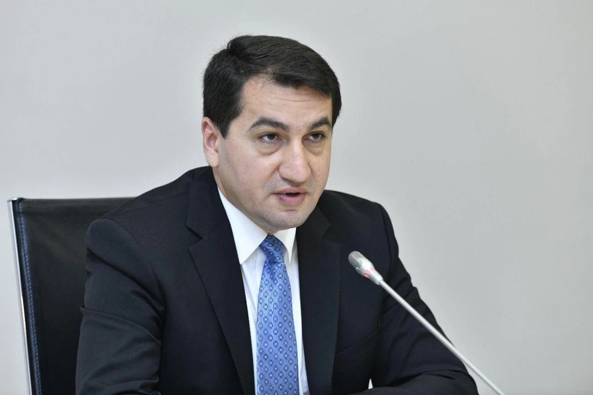 Hikmət Hacıyev: Dinc əhaliyə dağıdıcı raketlərlə hücum hərbi cinayətdir