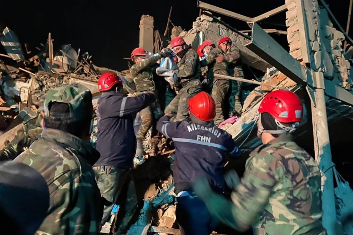 Gəncədə dağıntılar altından xəsarət almış 17 nəfər çıxarılıb - FOTO Gəncədə dağıntılar altından xəsarət almış 17 nəfər çıxarılıb - FOTO