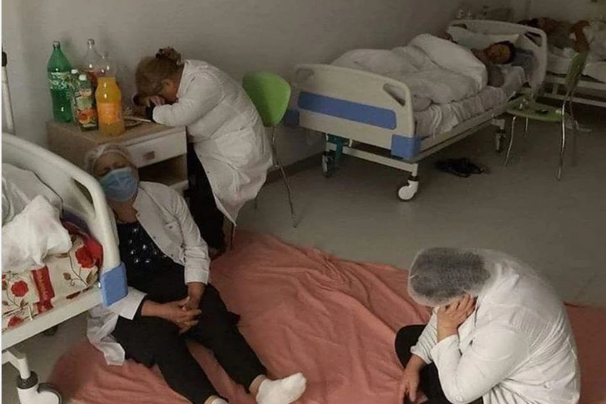 Hər kəs yaralı əsgərlərə yardım edən həkimlərin görüntüsündən danışır