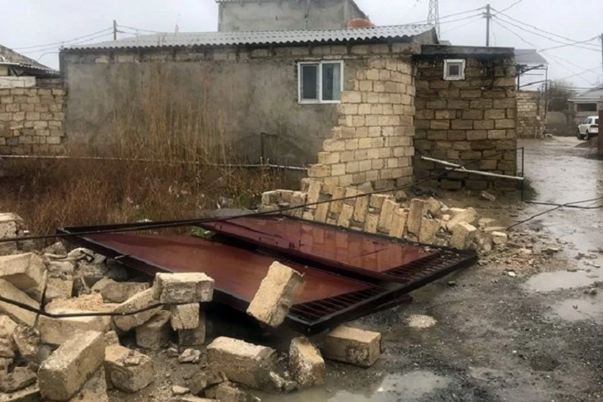 Bakıda daş hasar uçdu - 2 nəfər altında qaldı