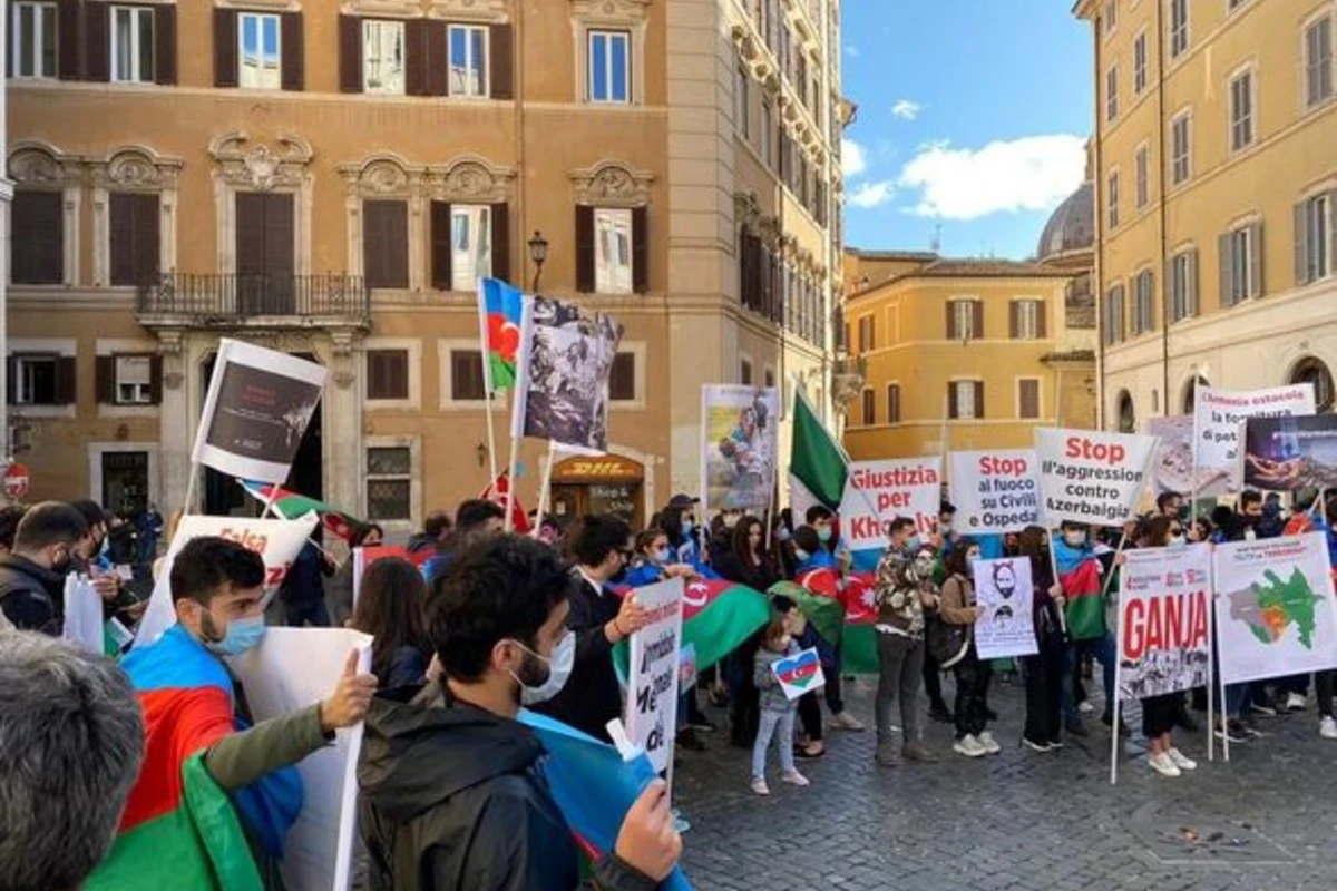 İtaliya parlamenti önündə “Ermənistanın təcavüzünü dayandırın!” şüarı ilə aksiya keçirilib - FOTO İtaliya parlamenti önündə “Ermənistanın təcavüzünü dayandırın!” şüarı ilə aksiya keçirilib - FOTO