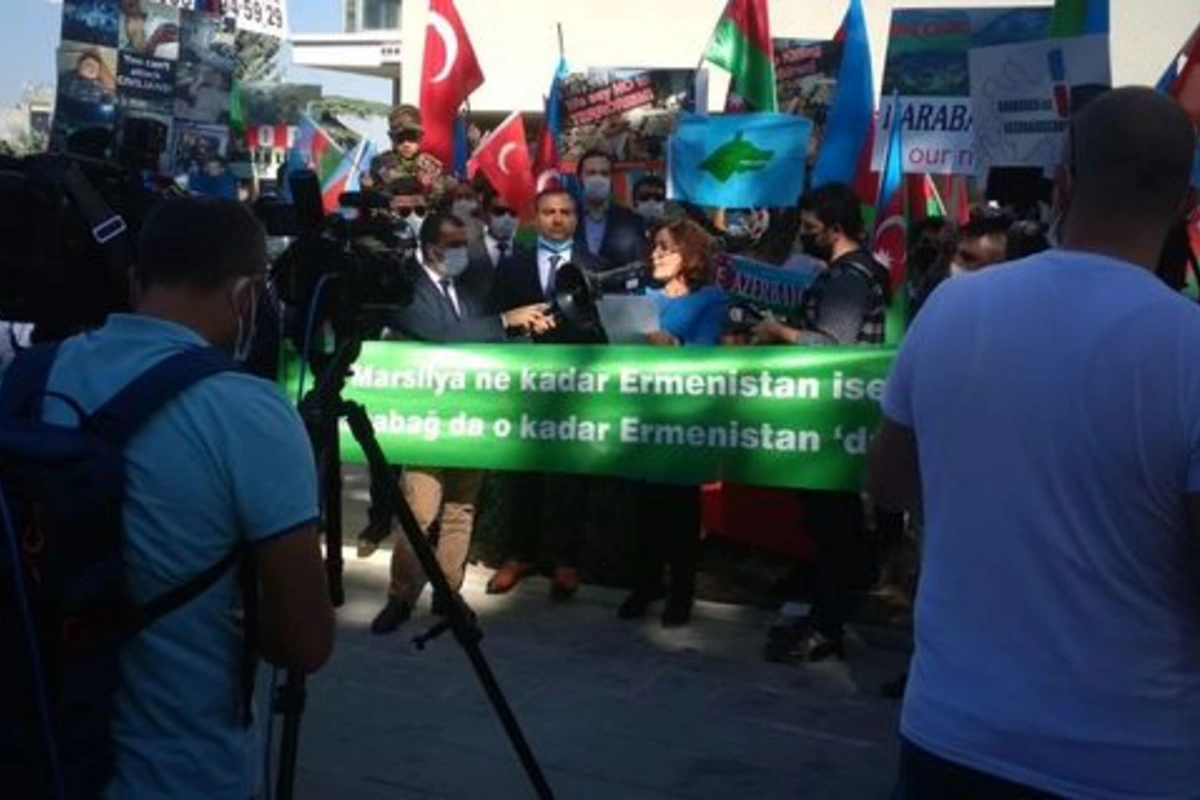 Soydaşlarımız Ankarada Fransa səfirliyinin qarşısında aksiya keçirib - FOTO