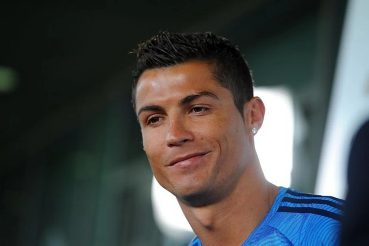 Ronaldu: “Vaxt öldürmək üçün günəş vannası qəbul edirəm” Ronaldu: “Vaxt öldürmək üçün günəş vannası qəbul edirəm”