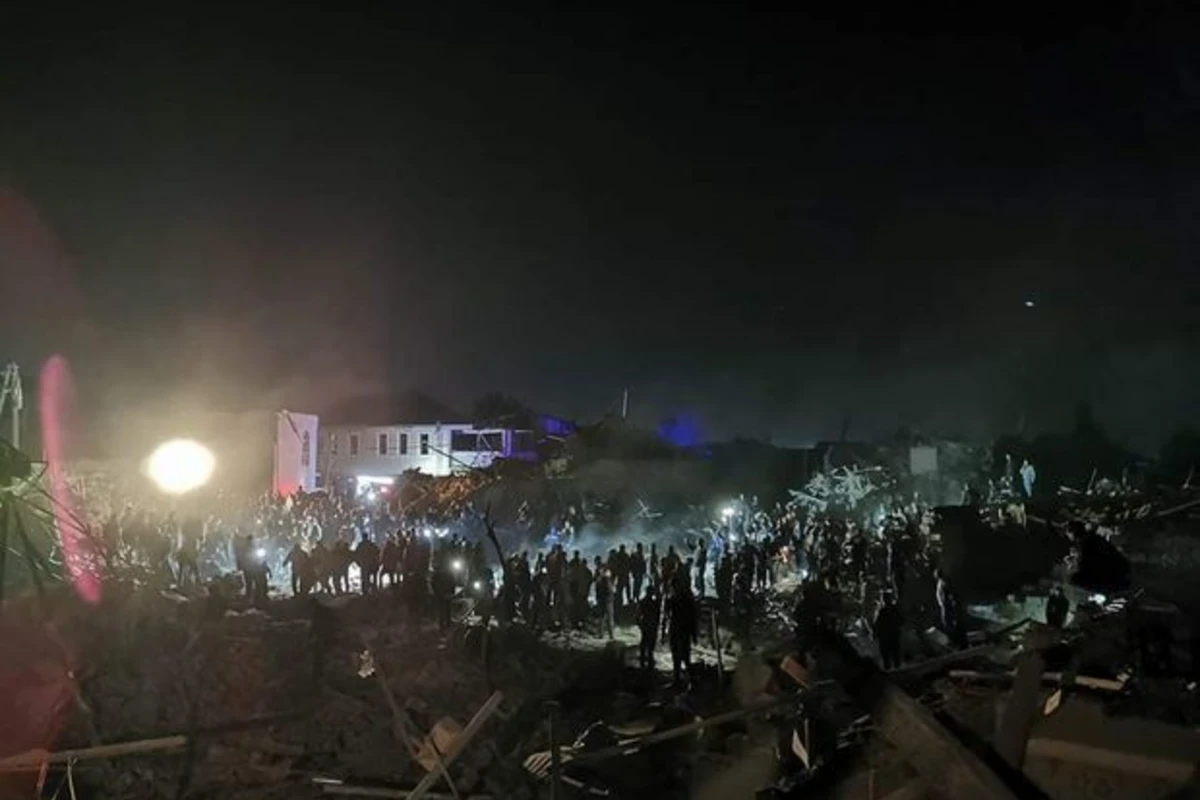 МЧС: Из-под обломков домов в Гяндже удалось извлечь более 40 пострадавших