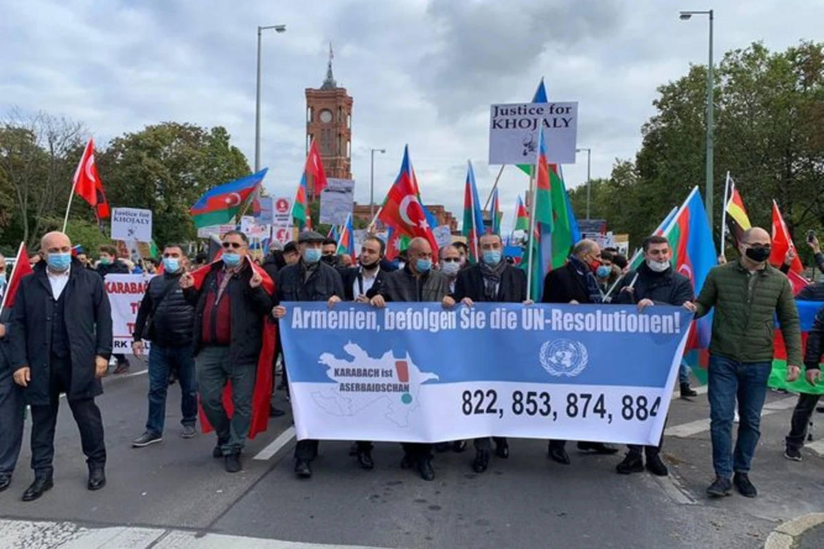 Almaniyada yaşayan azərbaycanlılar Berlində etiraz aksiyası keçiriblər - FOTO Almaniyada yaşayan azərbaycanlılar Berlində etiraz aksiyası keçiriblər - FOTO